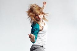 De ce intra copiii romani la pubertate la noua ani - adolescenta shutterstock